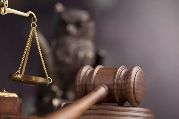 Balança da Justiça e Martelo - Símbolos do Direito